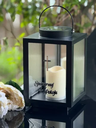Solárna sviečka, moderný LED lampáš 24/7 strieborný nápis "Odpočívaj v pokoji"