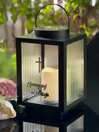 Solárna sviečka, moderný LED lampáš 24/7 so zlatým nápisom "Odpočívaj v pokoji"