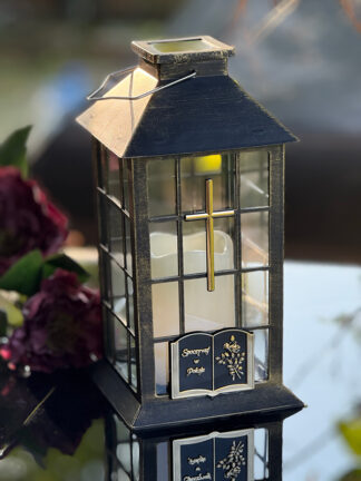 Elegantný solárny lampáš na knižný pamätník s blikajúcim „živým“ plameňom (patina)
