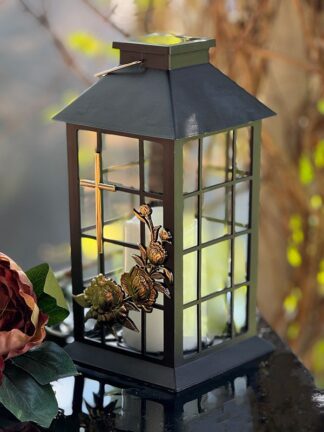 Elegantný solárny lampáš na pamiatky so zlatou ozdobou a blikajúcim „živým“ plameňom (čierny)