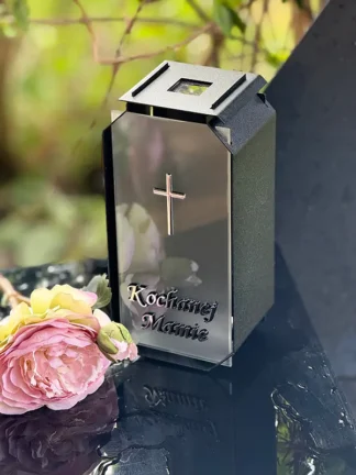 Kapliczka Solarna Metalowa LUXORIA T3 "Kochanej Mamie"- Srebrny napis Czarny Mat mleczne szkło  (22,5 cm)