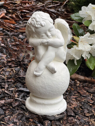 Figurka ogrodowa Anioł na kuli (24cm)