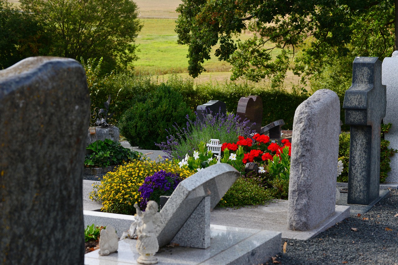Graves 3683270 1280 (1)